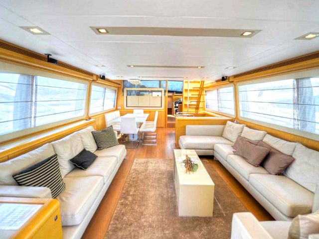 Yachts - TissoT Real Estate : Ferretti 800 pièces